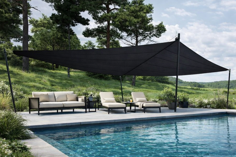 Sonnensegel über Pool mit Lounge Möbeln Sonnensegel über Pool mit Lounge Möbeln