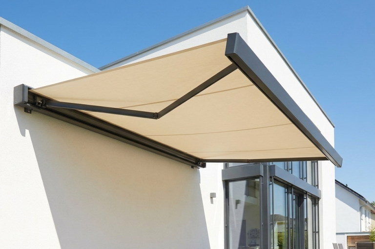 Markise an moderner Hausfassade ausgefahren Markise an moderner Hausfassade ausgefahren